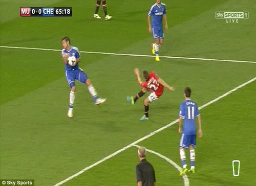 Frank Lampard không cố tình dùng tay cản bóng