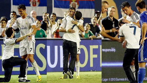 Cristiano Ronaldo ghi điểm với CĐV ở trận gặp Chelsea