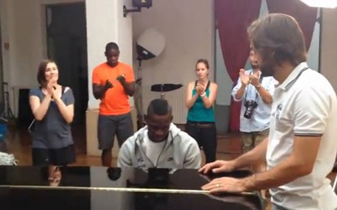 Balotelli gây sốc với tài chơi piano