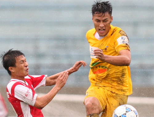 Mạc Hồng Quân chìm nghỉm vì bị đá rát