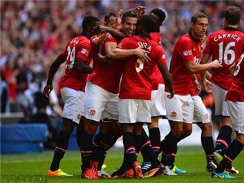 Van Persie rực sáng, Moyes có danh hiệu đầu tiên ở Man Utd