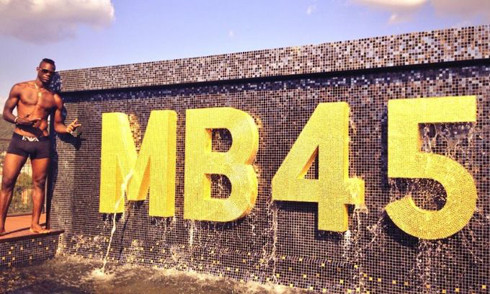 Balotelli khoe công trình độc trong nhà