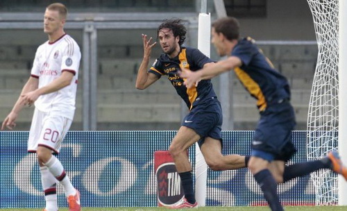 Luca Toni khien Milan khoi dau nan tai Serie A.