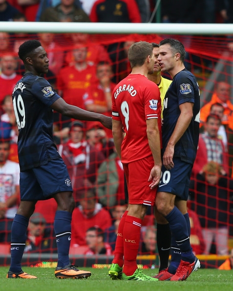 Van Persie bất phục Moyes, Old Trafford nổi sóng