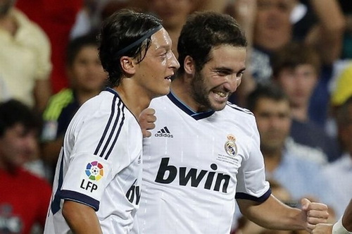 Higuain: Arsenal hời to từ vụ Ozil