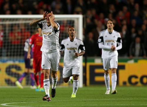 Swansea 2-2 Liverpool: Màn trình diễn kỳ quặc của Jonjo Shelvey