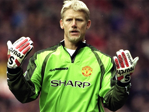 Schmeichel là một huyền thoại ở Man Utd trong kỷ nguyên Ngoại hạng Anh, từng cùng CLB năm lần vô địch sân chơi này và đoạt thêm 10 danh hiệu lớn nhỏ khác, trong đó có một danh hiệu Champions League.