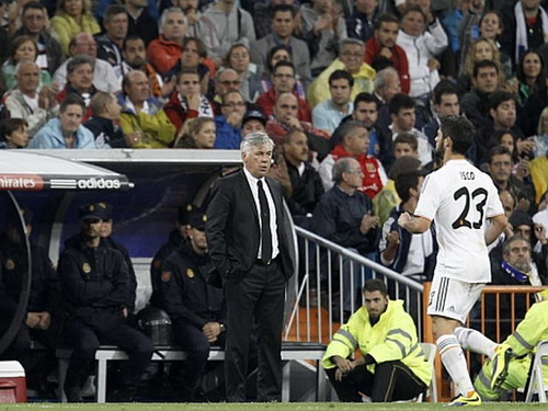 Sóng gió ở Bernabeu: Ancelotti bị ném đá dữ dội vì thay Isco