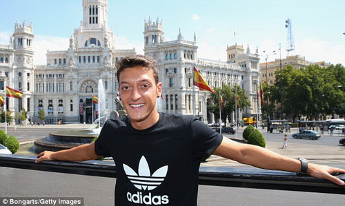 Mesut Ozil thề sẽ đền đáp lại xứng đáng tình cảm của Arsenal