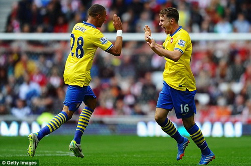 Ozil ra mắt ấn tượng, Arsenal đả bại Sunderland nhờ cú đúp của Ramsey