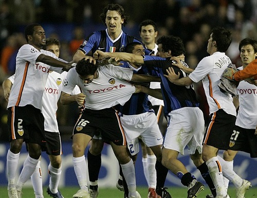 Trích tự truyện Ibrahimovic: Không tẩn nhau trên sân không phải là Ibra (Phần 3)