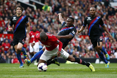 Ashley Young: Hãy dừng ăn vạ để tập trung đá bóng