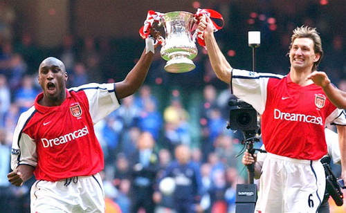 Arsenal: Vinh quang gọi tên những bức tường