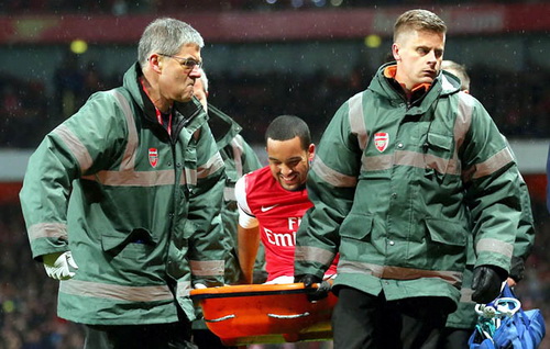 Theo Walcott: Sẽ dự World Cup nhờ phương pháp điều trị đặc biệt?