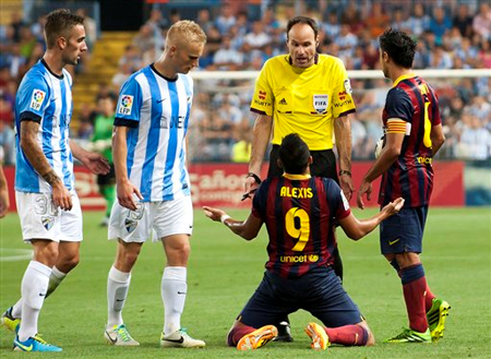 Sao Malaga lãnh trọn cú karate của đồng đội