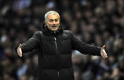 Hết Oscar đến Ramires trở thành kịch sĩ, Mourinho đang bị bẽ mặt