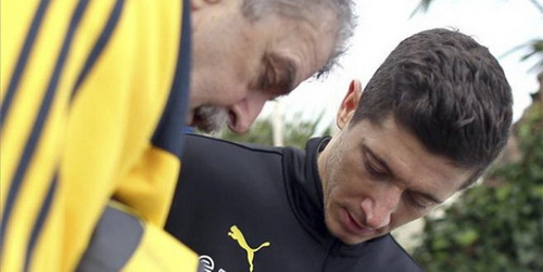 Lewandowski phủ nhận việc đấm học sinh ngay trước cổng trường