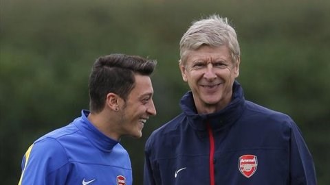 HLV Wenger giải tỏa áp lực cho Oezil