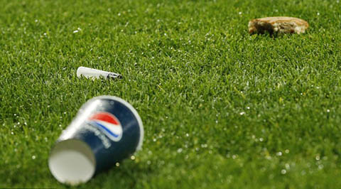 Theo Walcott: Sau cơn mưa đồng xu là án phạt?