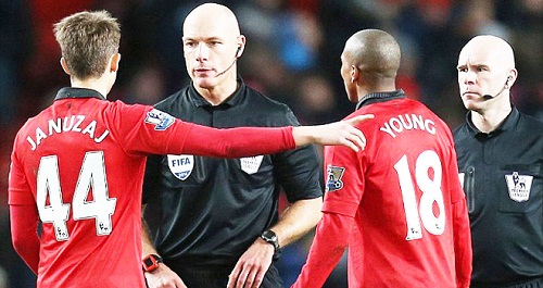 Howard Webb đã sai, nhưng Januzaj và Oscar đáng bị trừng phạt