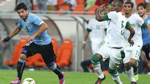 Thoát án phạt, Suarez lập tức cứu rỗi ĐT Uruguay