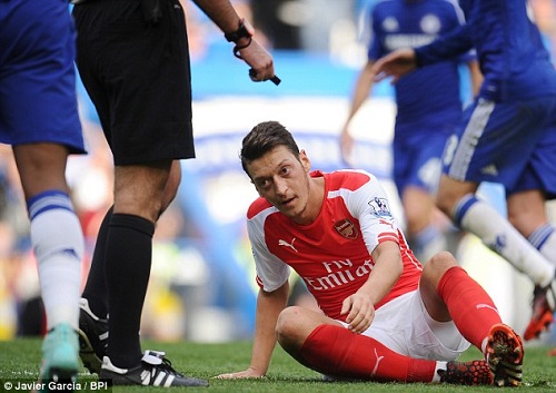 Ozil đã xuất hiện những dấu hiệu bất ổn từ trận gặp Chelsea