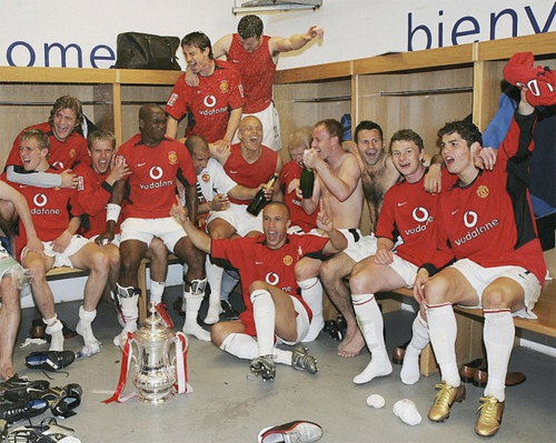 Cầu thủ Man Utd mừng chiếc Cup FA, sau khi đánh bại Millwall ở chung kết năm 2004
