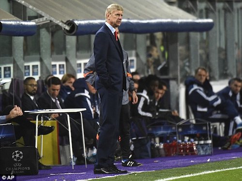 Wenger đã có món quà sinh nhật thót tim