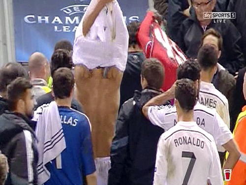 Balotelli đã có hành động đổi áo với Pepe ngay khi hiệp 1 kết thúc