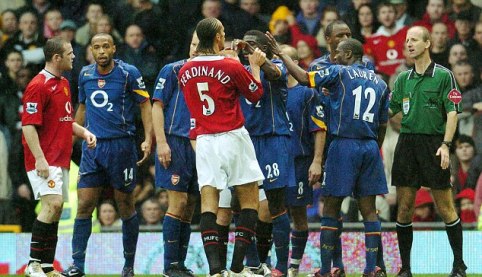 Cầu thủ Arsenal và Man United va chạm trong trận chiến buffet năm 2004