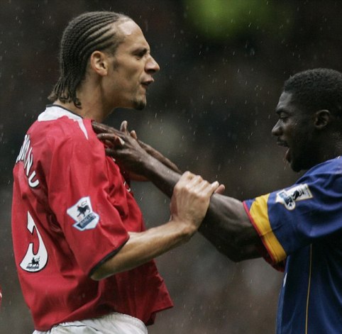Cầu thủ Arsenal và Man United va chạm trong trận chiến buffet năm 2004Rio Ferdinand suýt tẩn nhau với Kolo Toure