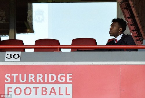 Sturridge bất lực nhìn các đồng đội không tìm được đường vào lưới Hull City