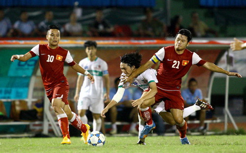 U21 Việt Nam (áo đỏ) chơi phòng ngự chặt chẽ khiến U19 HAGL bất lực trong 90 phút chính thức. Ảnh: Dương Thu