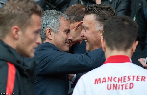 Mourinho và Van Gaal thân mật trước trận