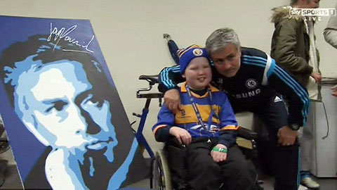 Niềm vui của cậu bé Lloyd Burton khi được gặp HLV Mourinho