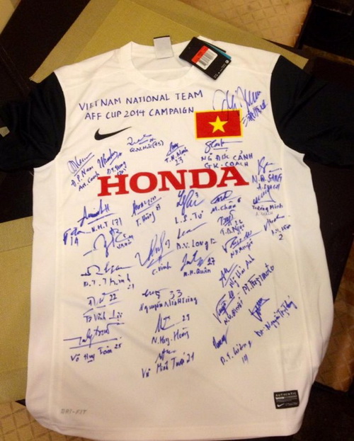 Chiếc áo đấu có chữ ký của toàn bộ các thành viên đội tuyển Việt Nam gửi tặng Duy Nhân.