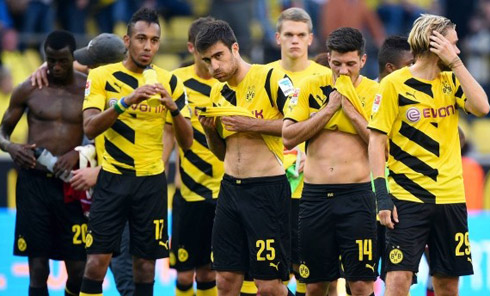 Sự thất vọng của các cầu thủ Dortmund sau trận thua Hamburger.