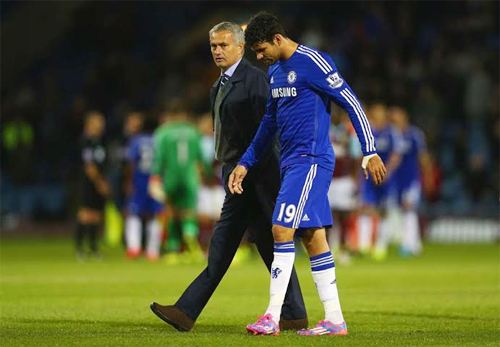 Mourinho (trái) khẳng định Diego Costa đang gặp vấn đề sức khỏe nhưng liên tục cho anh này đá chính gần đây