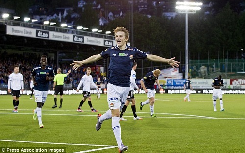 Ajax phá đám Man Utd và Liverpool trong thương vụ “Messi của Na Uy”