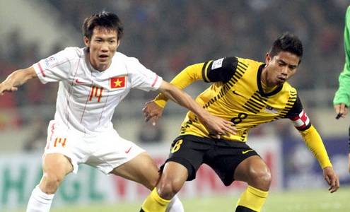 Tan Tai (trai) va dong doi quyet tam danh bai Malaysia (phai) de co duoc trang thai tam ly tot nhat truoc khi buoc vao AFF Suzuki Cup 2014. Anh: VSI