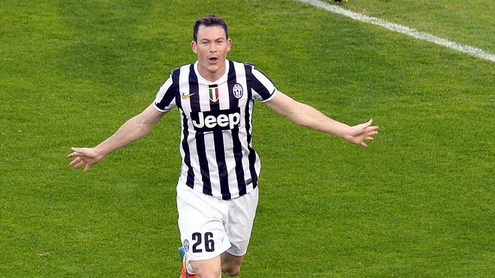  Chelsea mua thanh cong hau ve Stephan Lichtsteiner hinh anh
