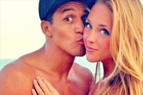 Mất sức cho bạn gái, Alexis mờ nhạt ở trận thua M.U