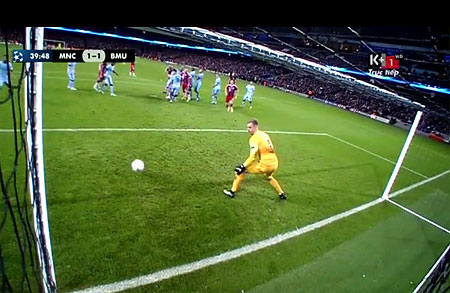 Hart đứng hình trong khi Alonso đá phạt ghi bàn