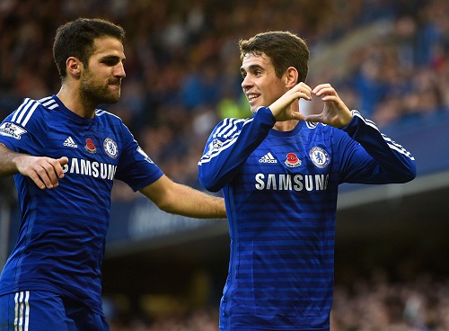Oscar va Fabregas dang toa sang ruc ro trong mau ao Chelsea