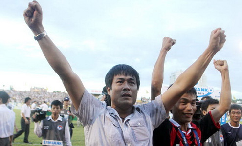 HLV Huu Thang trong ngay SLNA doat chuc vo dich V-League 2011