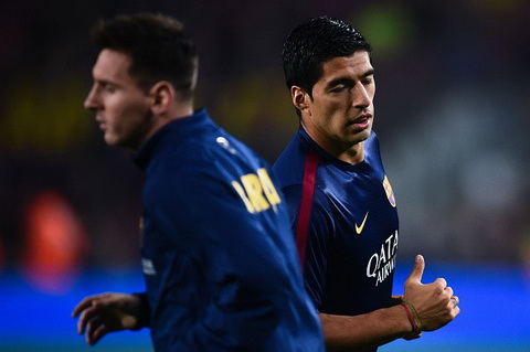 Luis Suarez khong ban tam chuyen phai lam nen cho Messi hinh anh