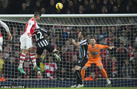 Arsenal 4-1 Newcastle: Giroud và Cazorla lập cú đúp, Pháo thủ bắn tan xác Chích chòe