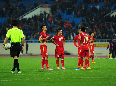 Tuyen Viet Nam that bai o AFF Cup 2014 van thang hang o BXH FIFA hinh anh