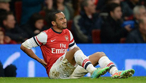 Theo Walcott toa sang, HLV Wenger nen quen Sterling hinh anh