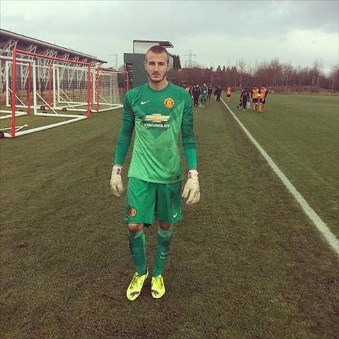 Đối thủ cạnh tranh của De Gea chính thức trở về Man United